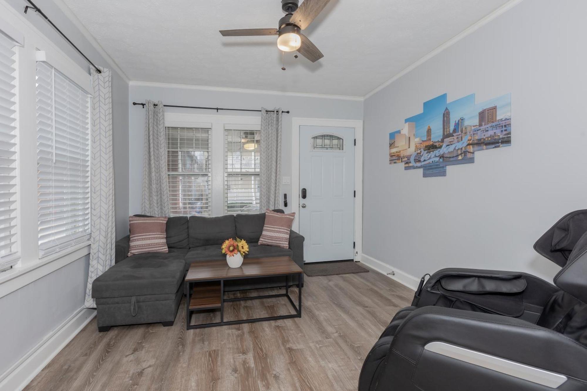New Updated Apt In The Heart Of Little-italy With Massage Chair And A Hot Tub! Apartment Cleveland