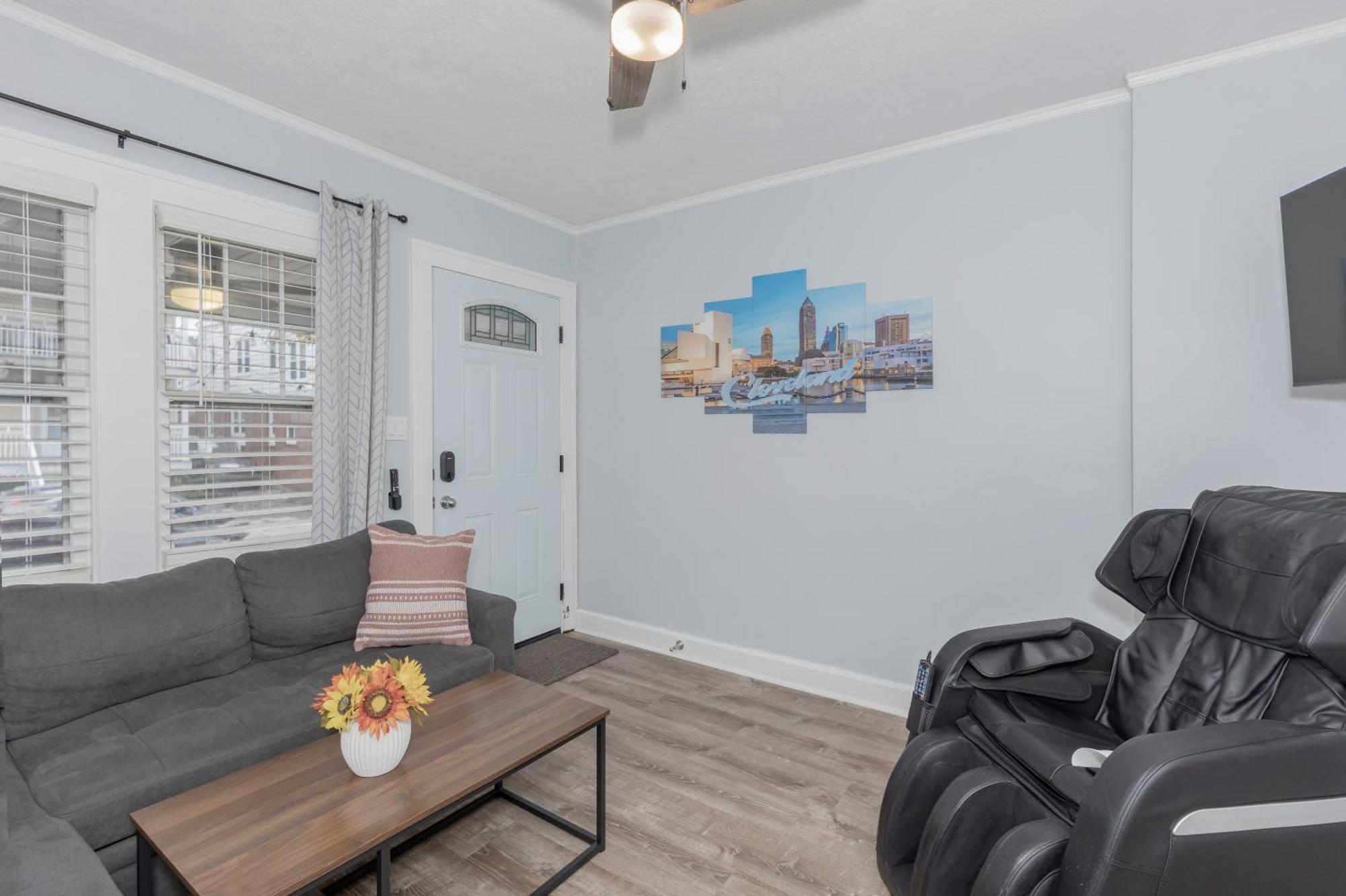 New Updated Apt In The Heart Of Little-italy With Massage Chair And A Hot Tub! Cleveland