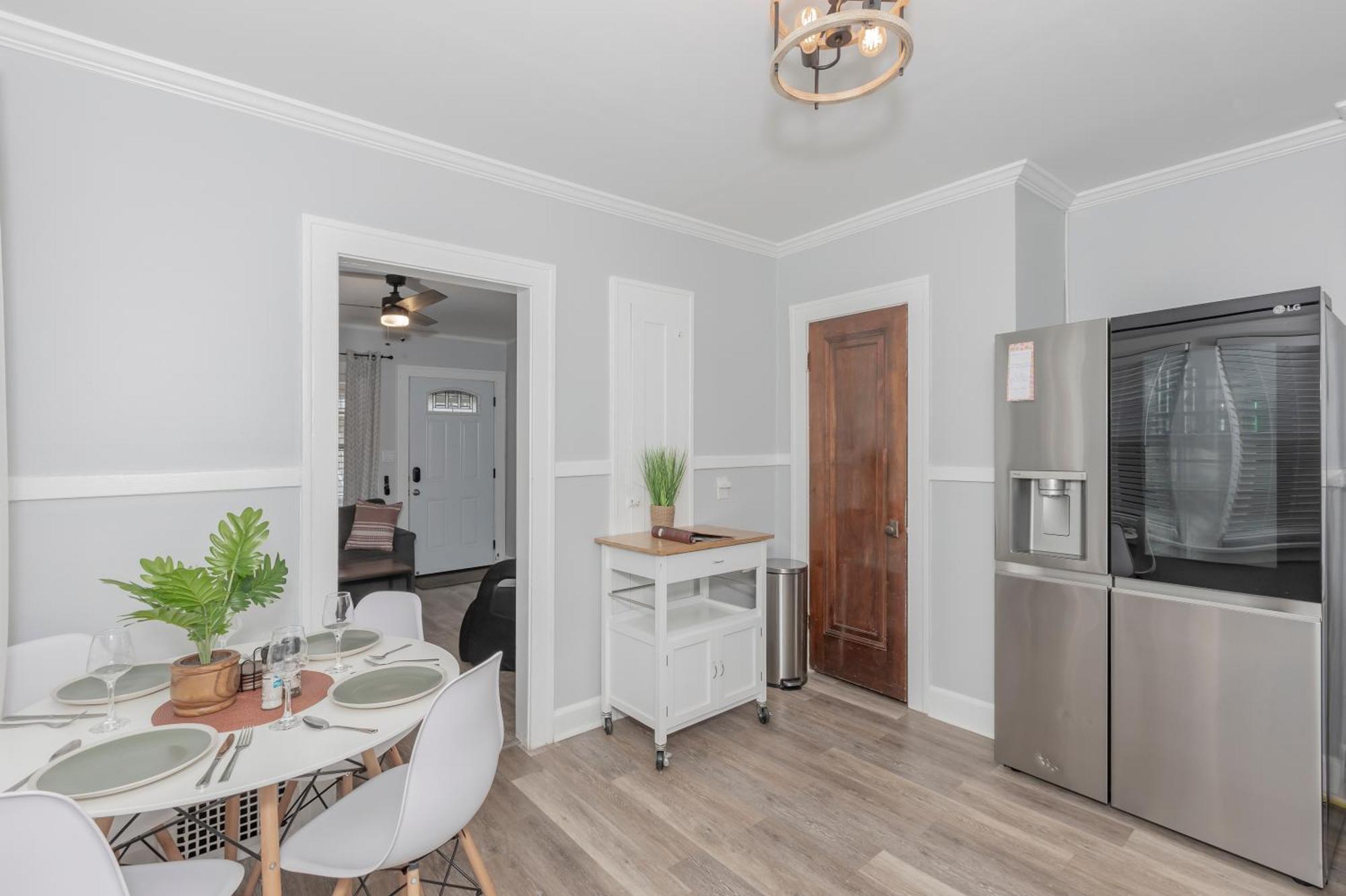 New Updated Apt In The Heart Of Little-italy With Massage Chair And A Hot Tub! *