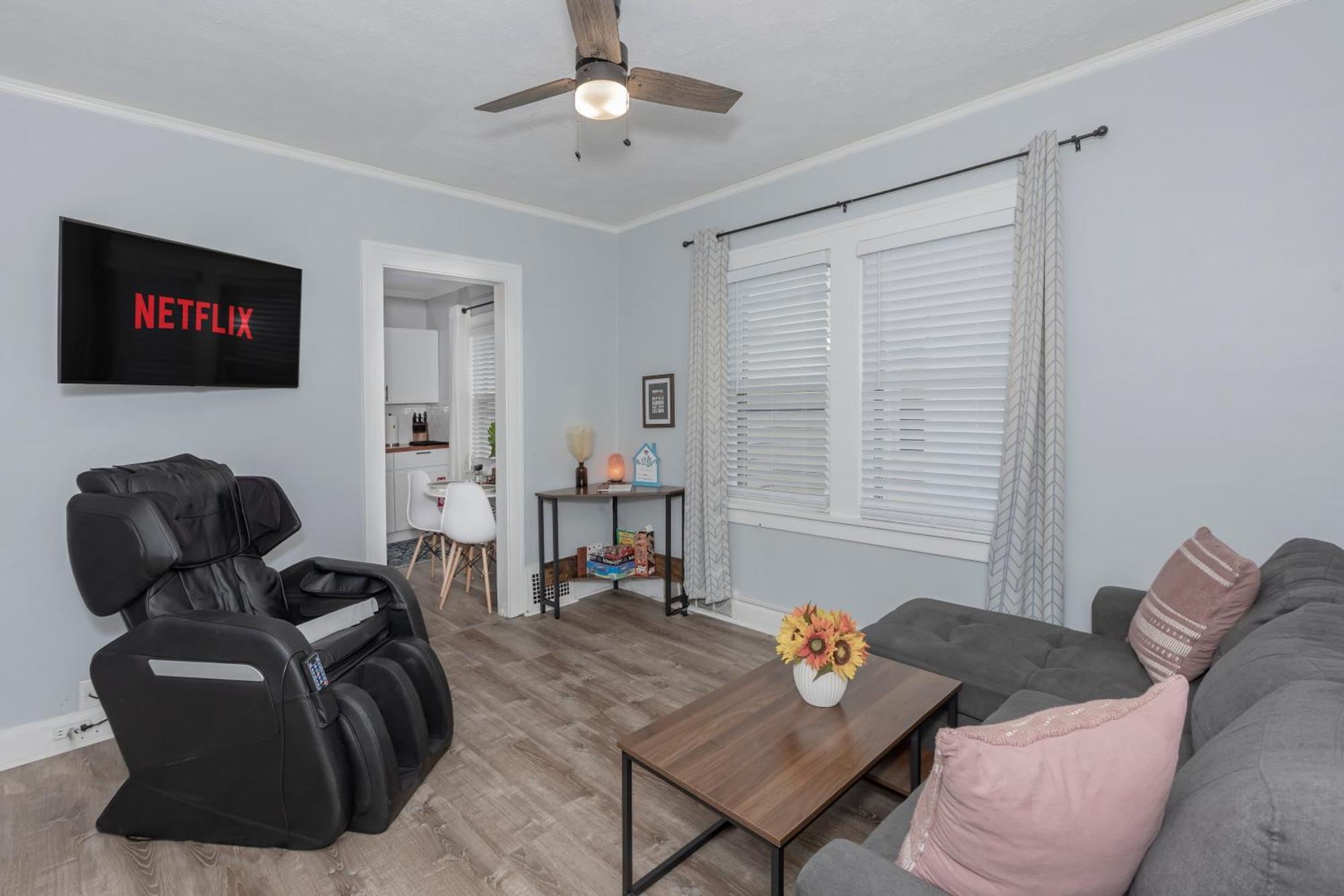 New Updated Apt In The Heart Of Little-italy With Massage Chair And A Hot Tub!