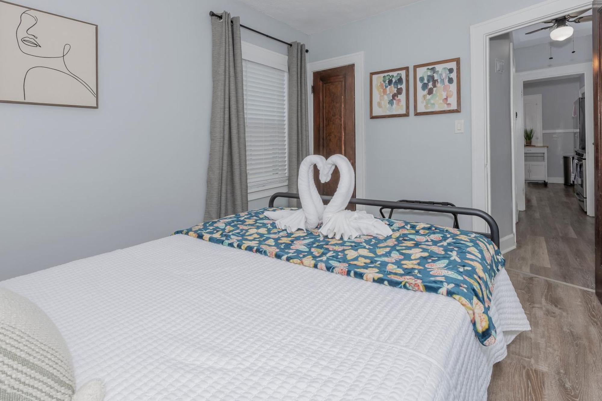 New Updated Apt In The Heart Of Little-italy With Massage Chair And A Hot Tub! Apartment *