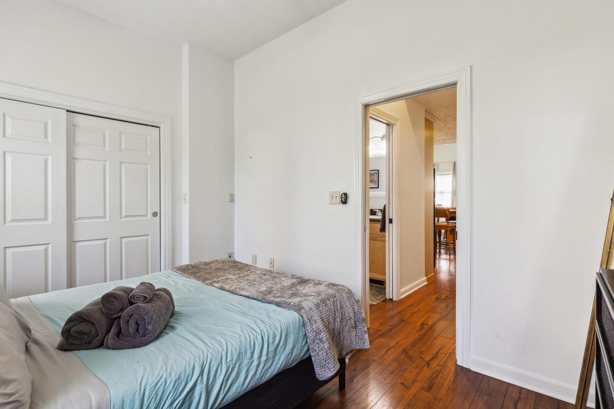 Newly Renovated Tremont Treasure I Cozy + Modern Holiday home *