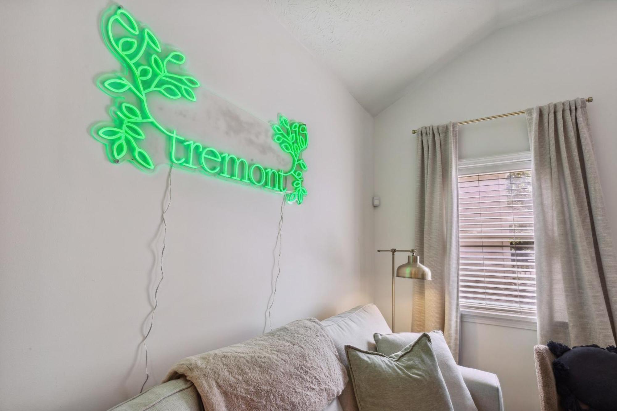 Newly Renovated Tremont Treasure I Cozy + Modern Holiday home Cleveland