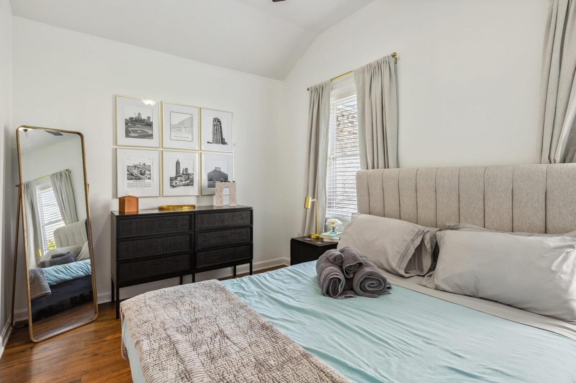 Newly Renovated Tremont Treasure I Cozy + Modern Holiday home *