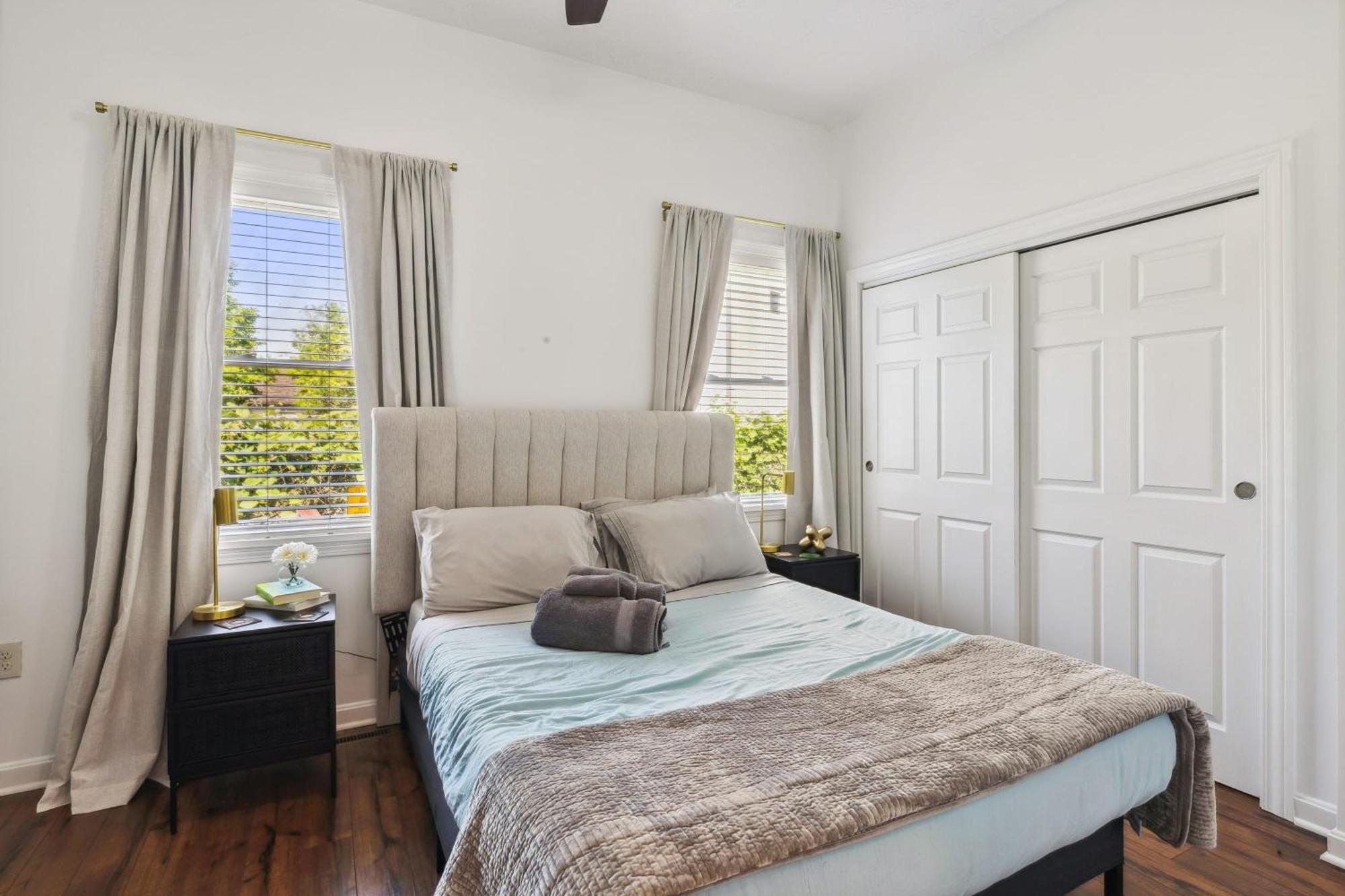 Newly Renovated Tremont Treasure I Cozy + Modern Holiday home Cleveland