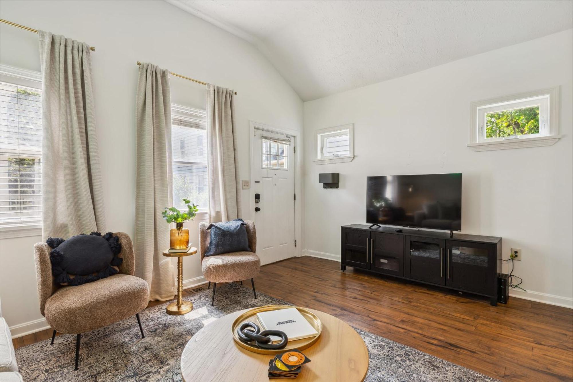 Newly Renovated Tremont Treasure I Cozy + Modern Holiday home Cleveland