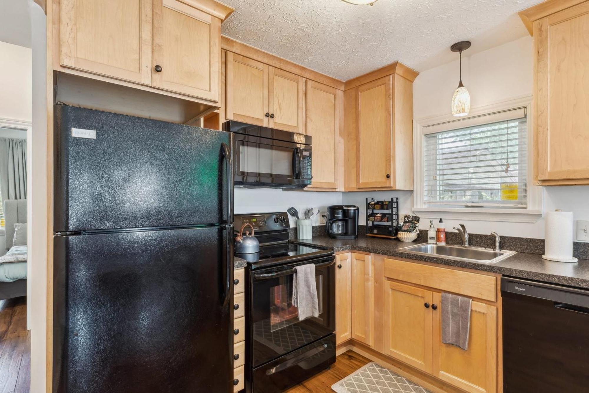 Newly Renovated Tremont Treasure I Cozy + Modern *