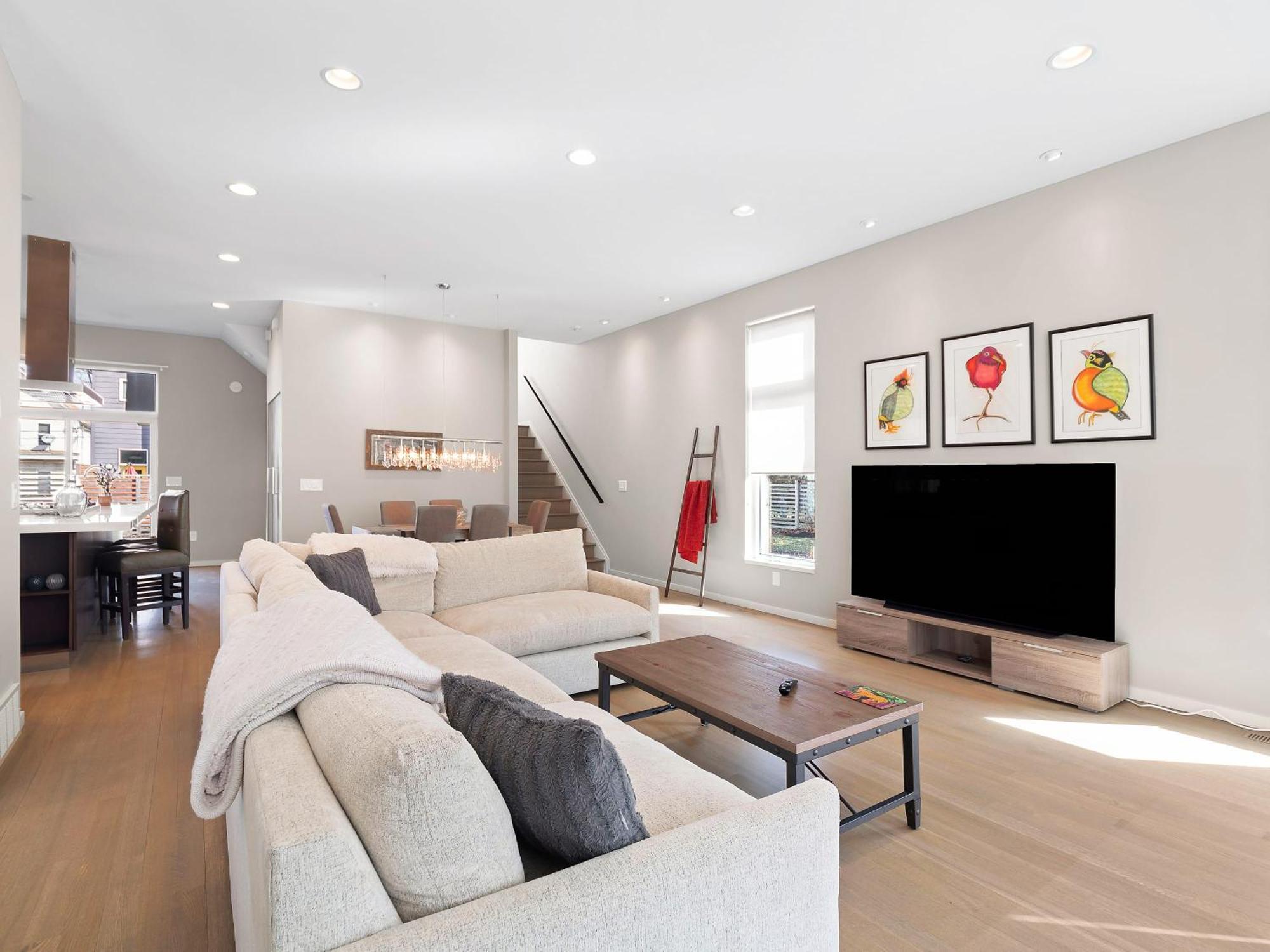 Contemporary Luxe Living I Pet + Baby Friendly Holiday home