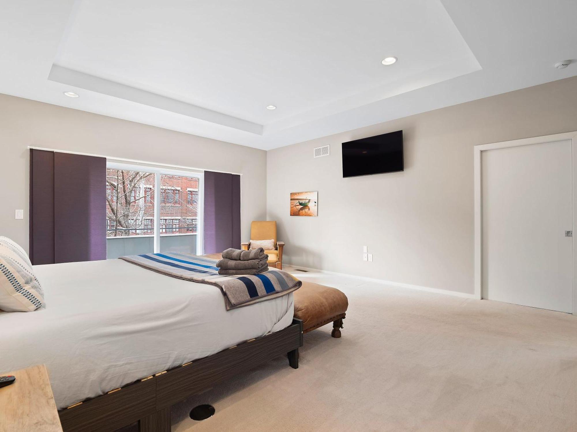 Contemporary Luxe Living I Pet + Baby Friendly Holiday home Cleveland