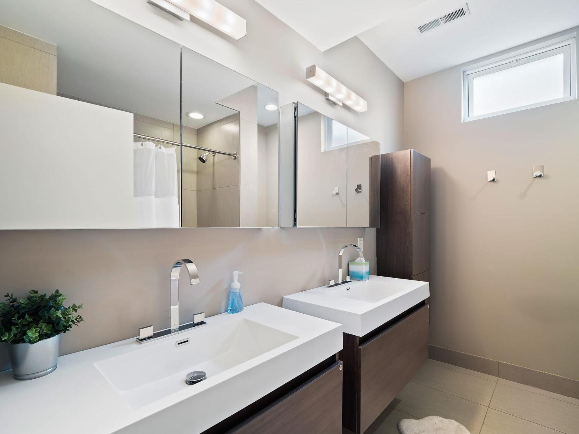 Contemporary Luxe Living I Pet + Baby Friendly * Cleveland