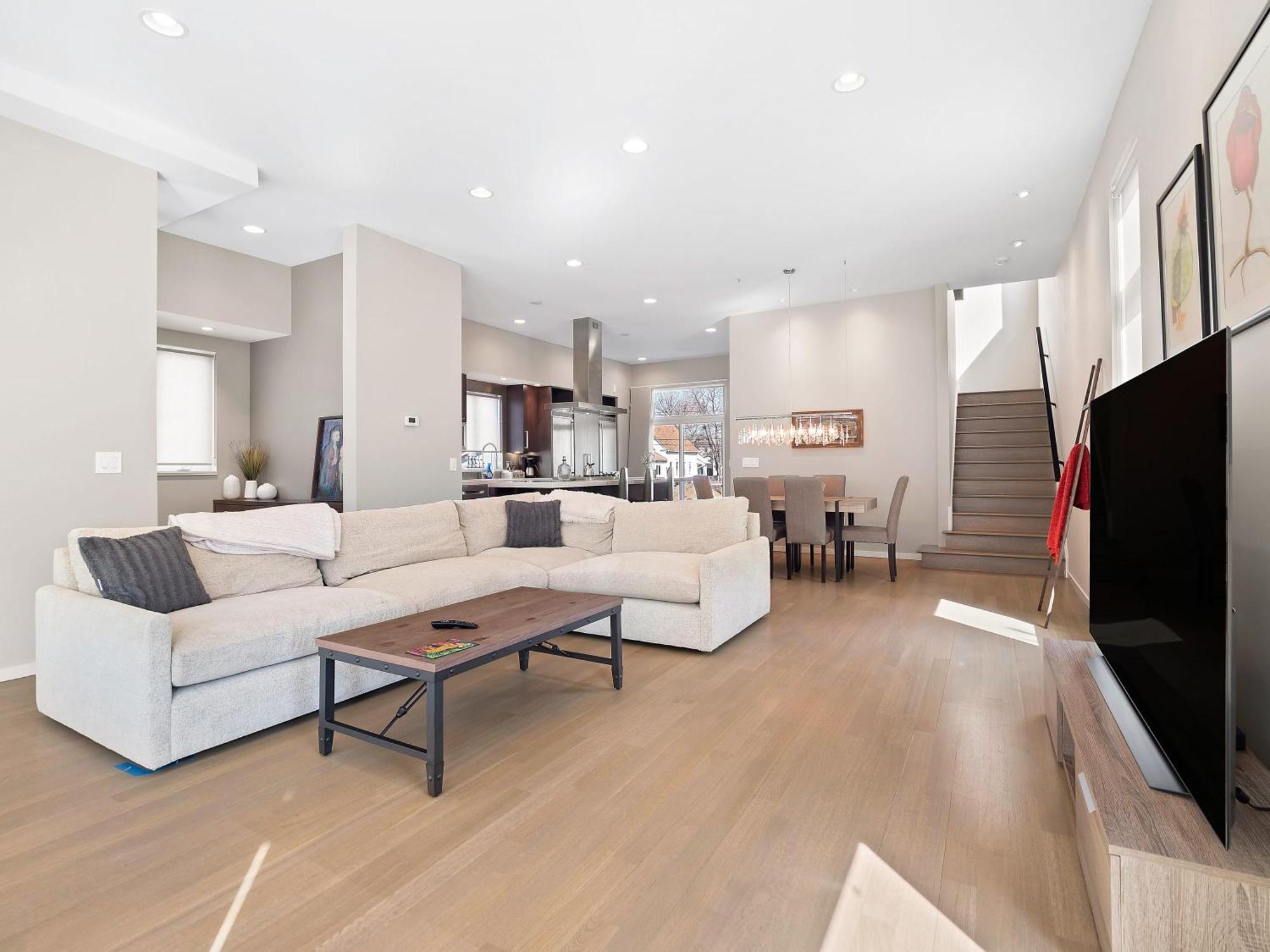 Contemporary Luxe Living I Pet + Baby Friendly Holiday home Cleveland