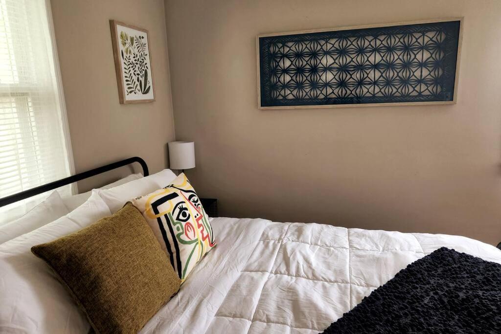 Apartment Cozy House Near Erie, 10 Minutes To Downtown. *