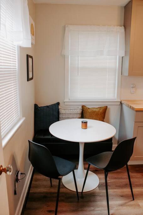 Apartment Cozy House Near Erie, 10 Minutes To Downtown. *