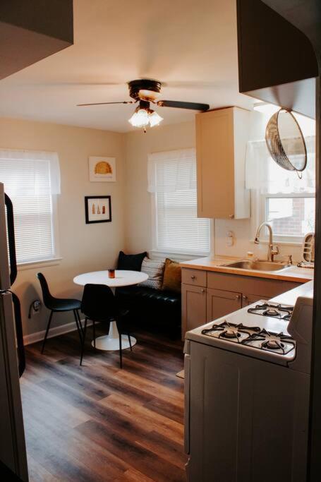 Apartment Cozy House Near Erie, 10 Minutes To Downtown.
