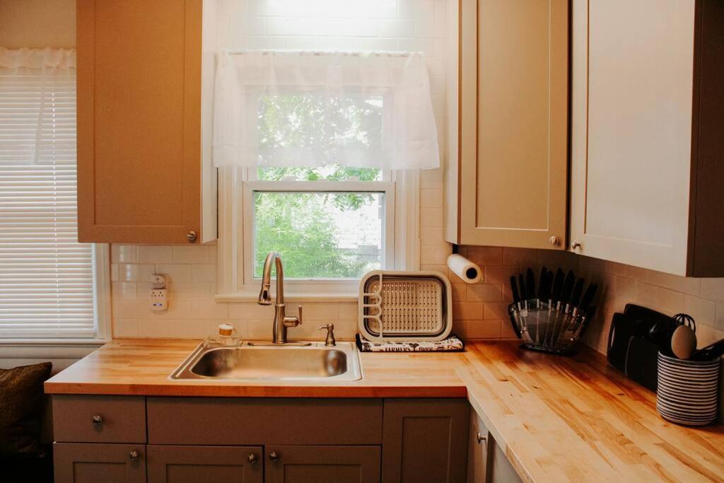 Cozy House Near Erie, 10 Minutes To Downtown. Apartment Cleveland