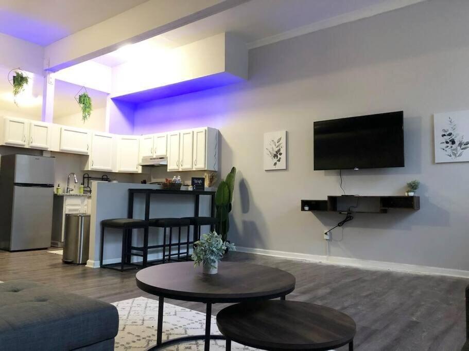 Downtown -modern First Floor Unit Cleveland