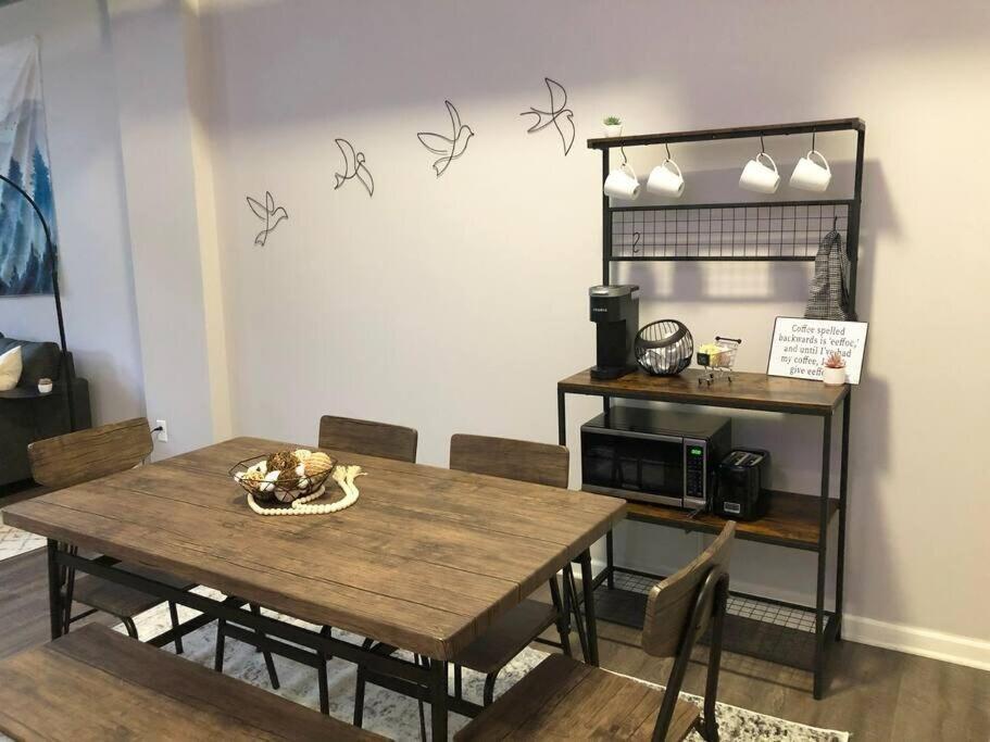 Downtown -modern First Floor Unit Apartment *