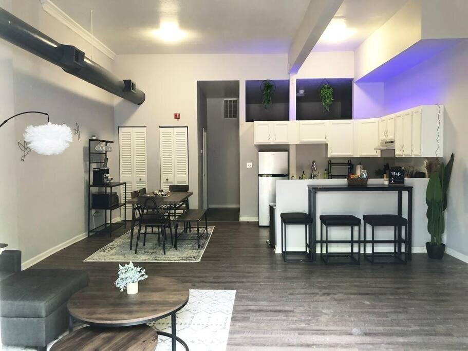 Downtown -modern First Floor Unit * Cleveland