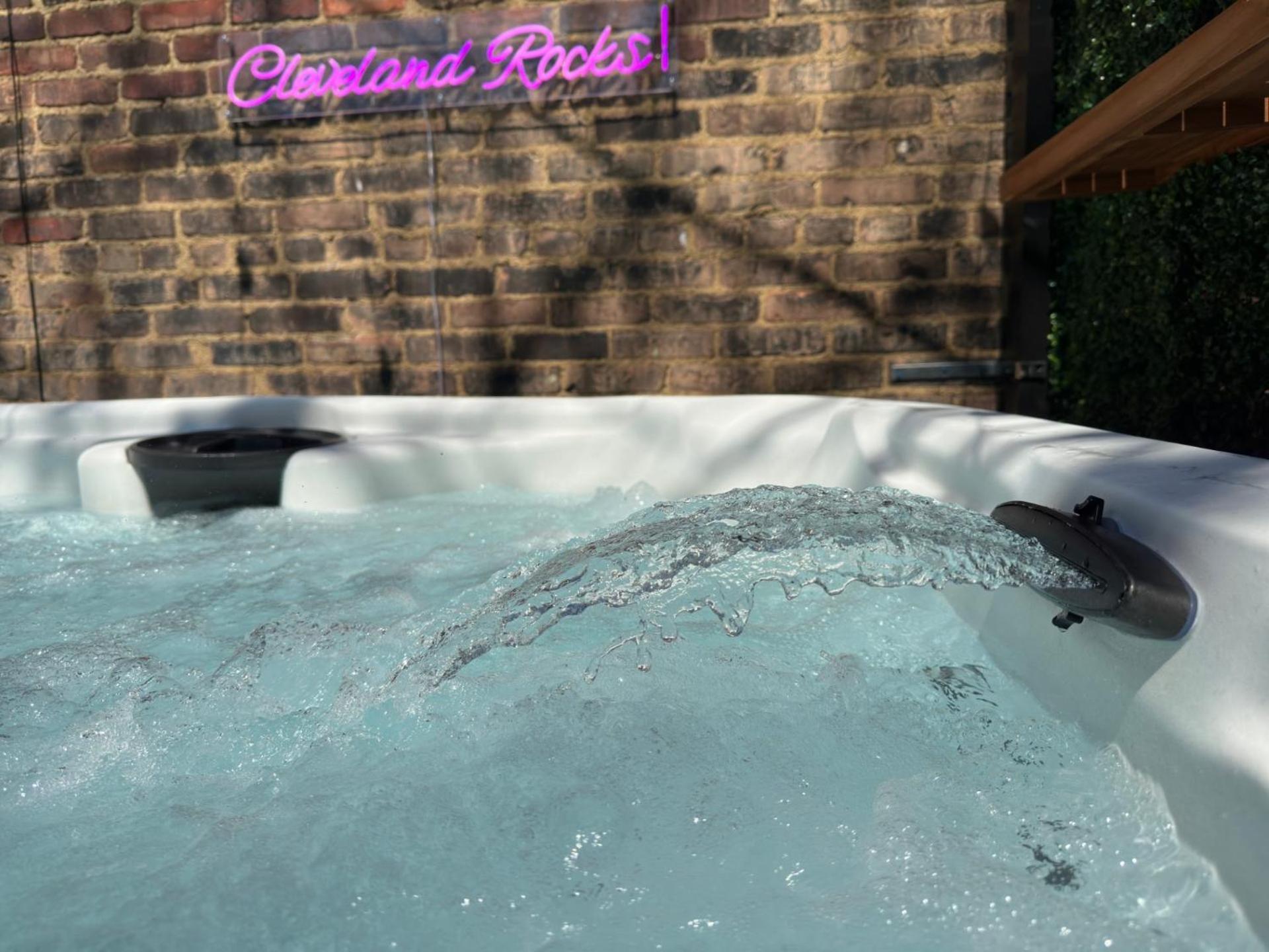 New Updated Apt In The Heart Of Little-italy With Massage Chair And A Hot Tub! Cleveland
