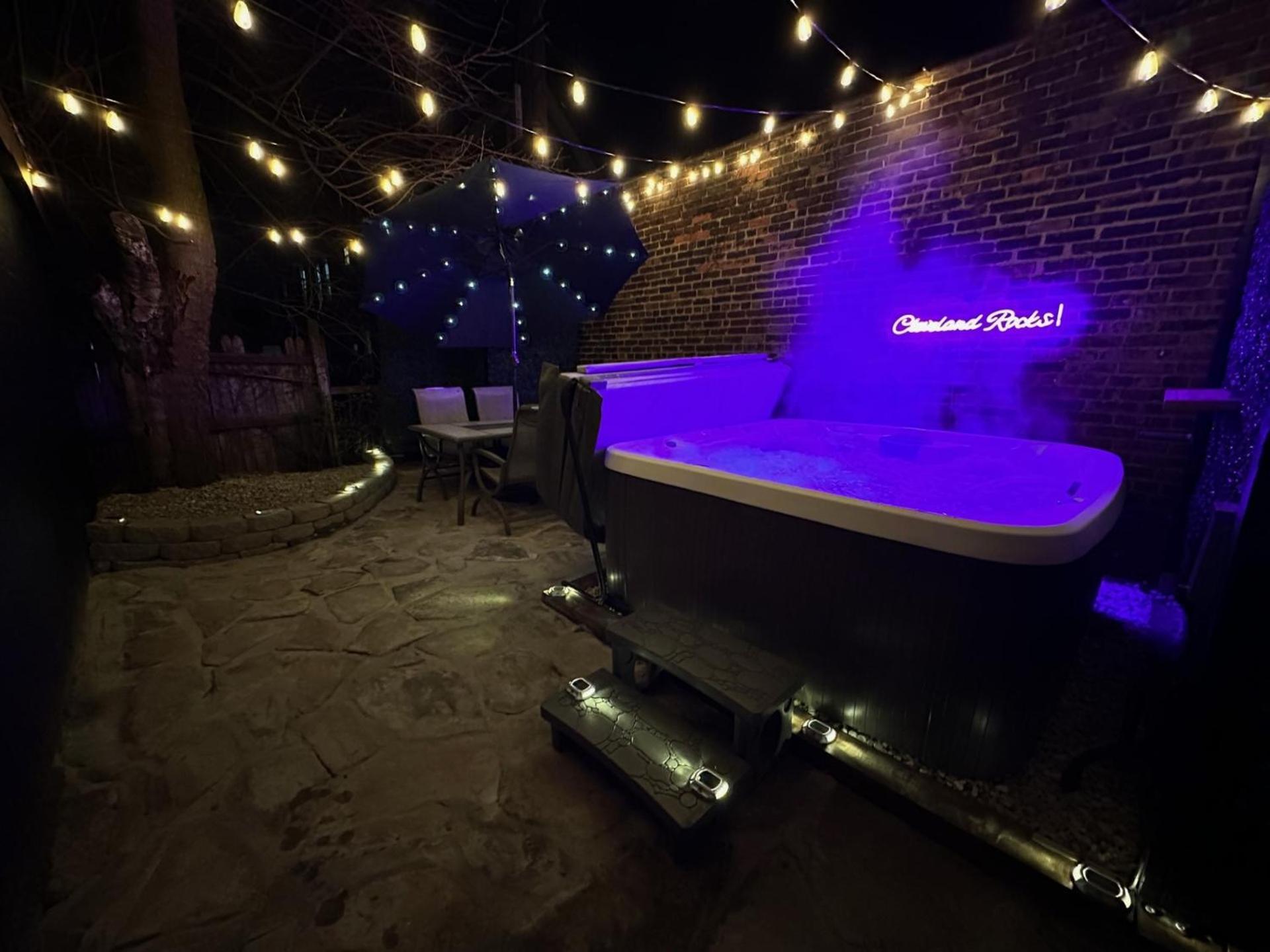 Apartment New Updated Apt In The Heart Of Little-italy With Massage Chair And A Hot Tub! Cleveland
