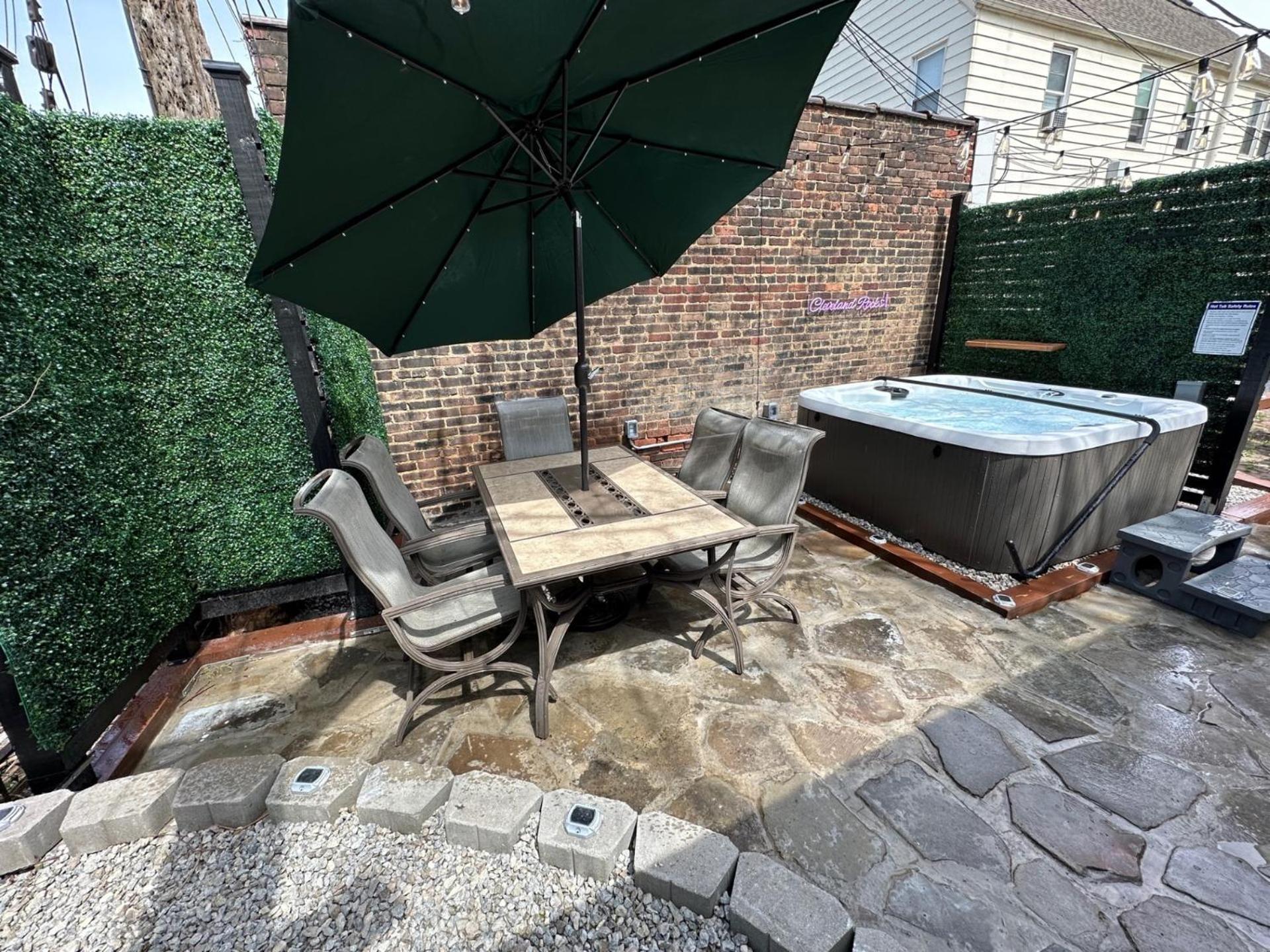 New Updated Apt In The Heart Of Little-italy With Massage Chair And A Hot Tub! Cleveland