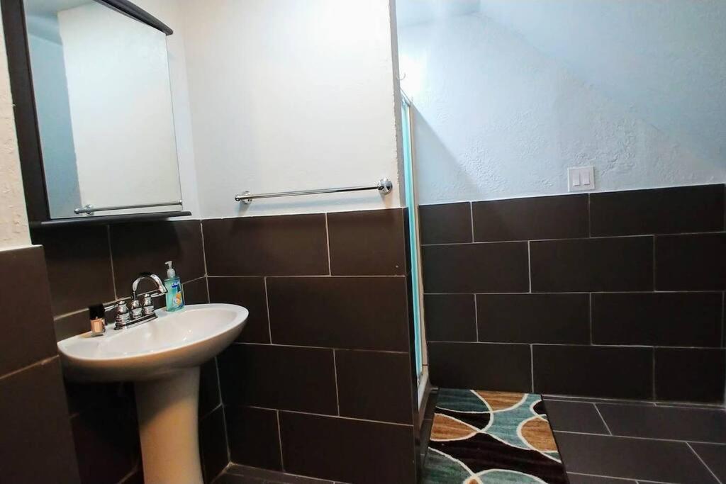 The House - Stickney Loft - Charming Third Floor Hideaway! Apartment Cleveland