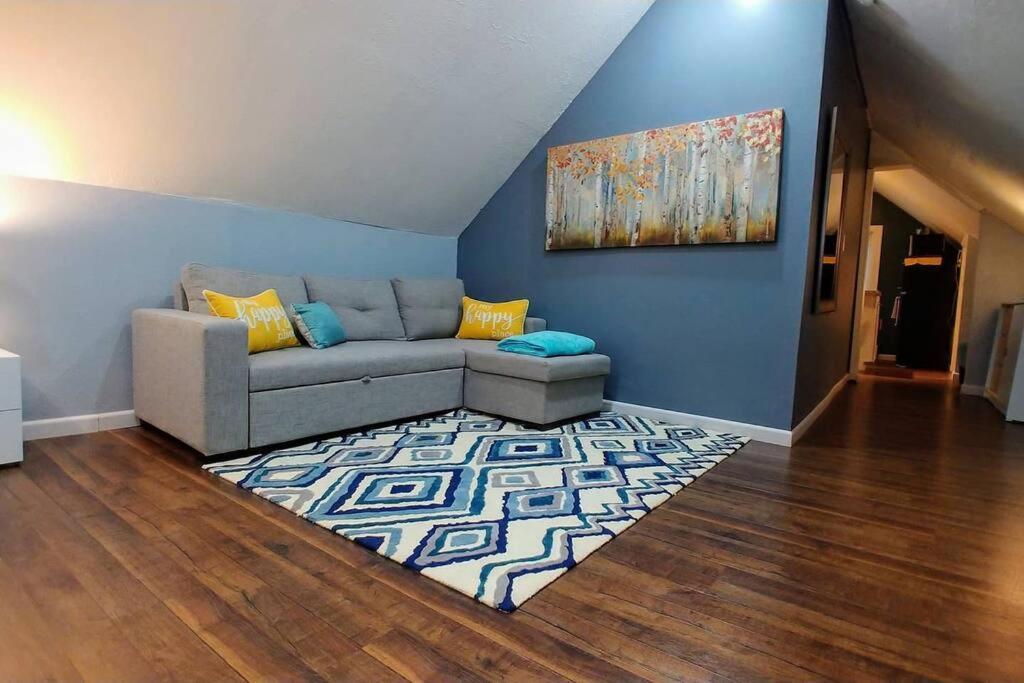 The House - Stickney Loft - Charming Third Floor Hideaway! * Cleveland