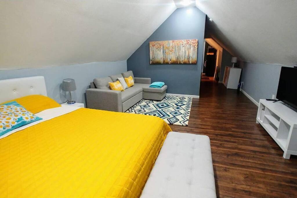 The House - Stickney Loft - Charming Third Floor Hideaway! Apartment Cleveland