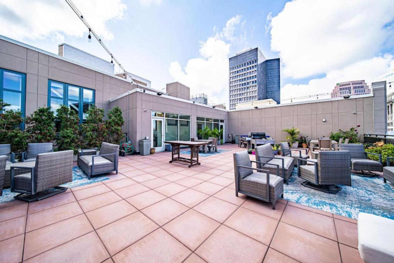 Apartment 2br With Free Parking, Pool And Steam Downtown Cleveland- 204 Cleveland