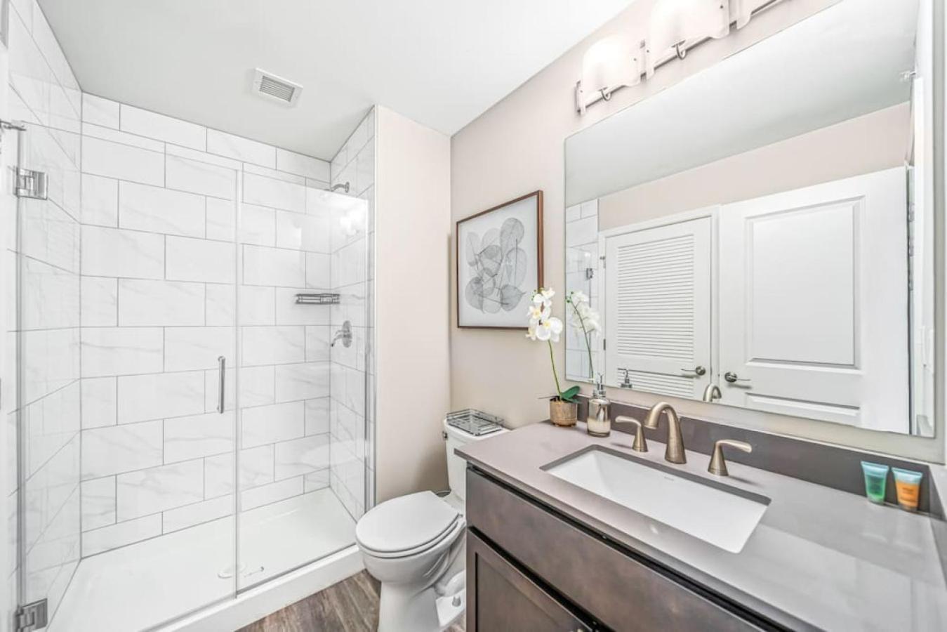 Apartment 2br With Free Parking, Pool And Steam Downtown Cleveland- 204 *