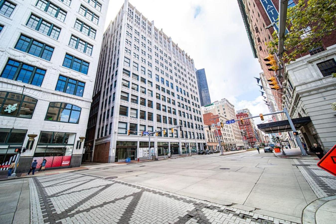 2br With Free Parking, Pool And Steam Downtown Cleveland- 204 Apartment