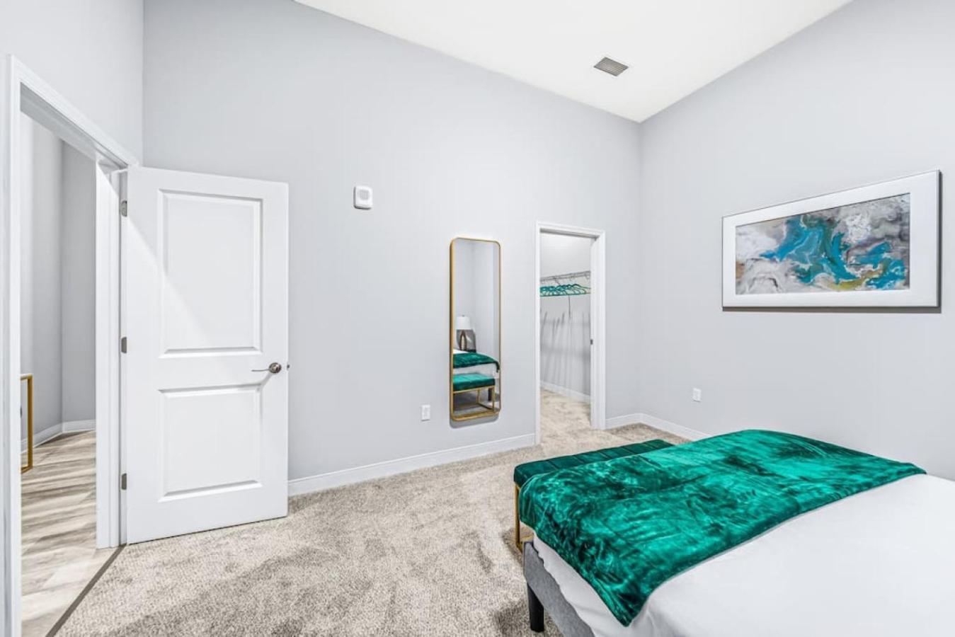 Apartment 2br With Free Parking, Pool And Steam Downtown Cleveland- 204