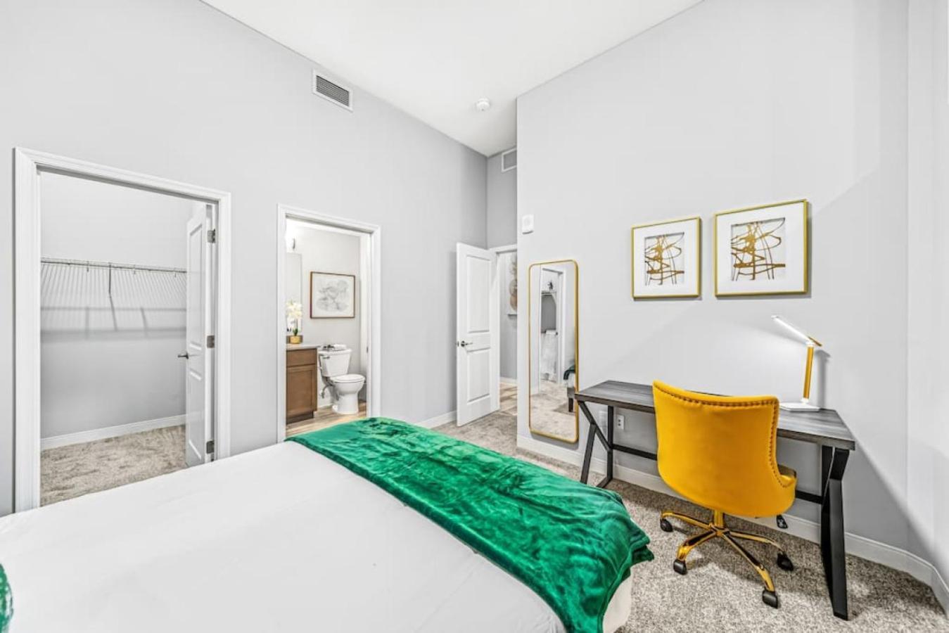 Apartment 2br With Free Parking, Pool And Steam Downtown Cleveland- 204 *
