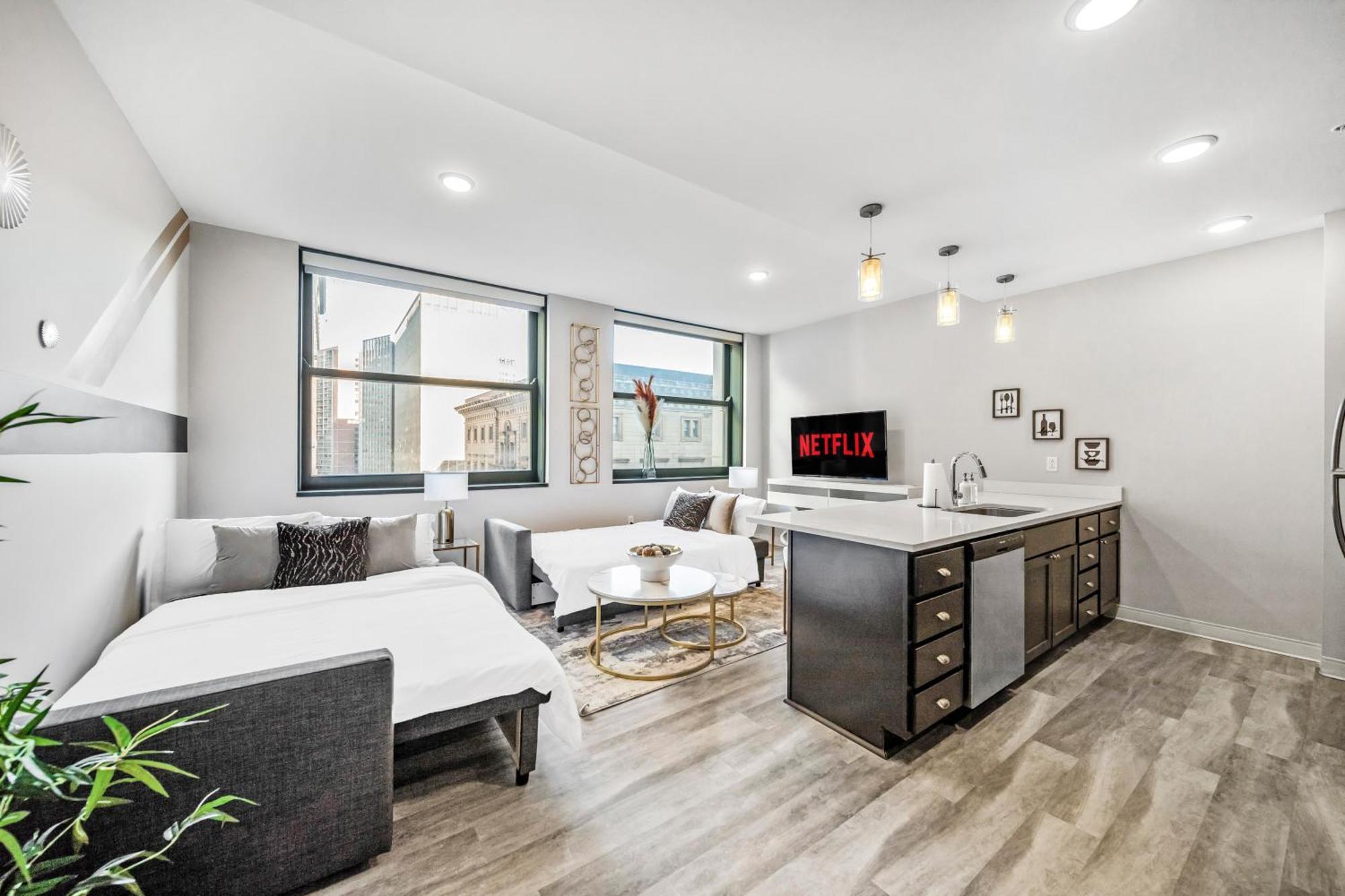 506- 2br Unit With Olympic Pool & Steam Access In Downtown Playhouse Square Cleveland