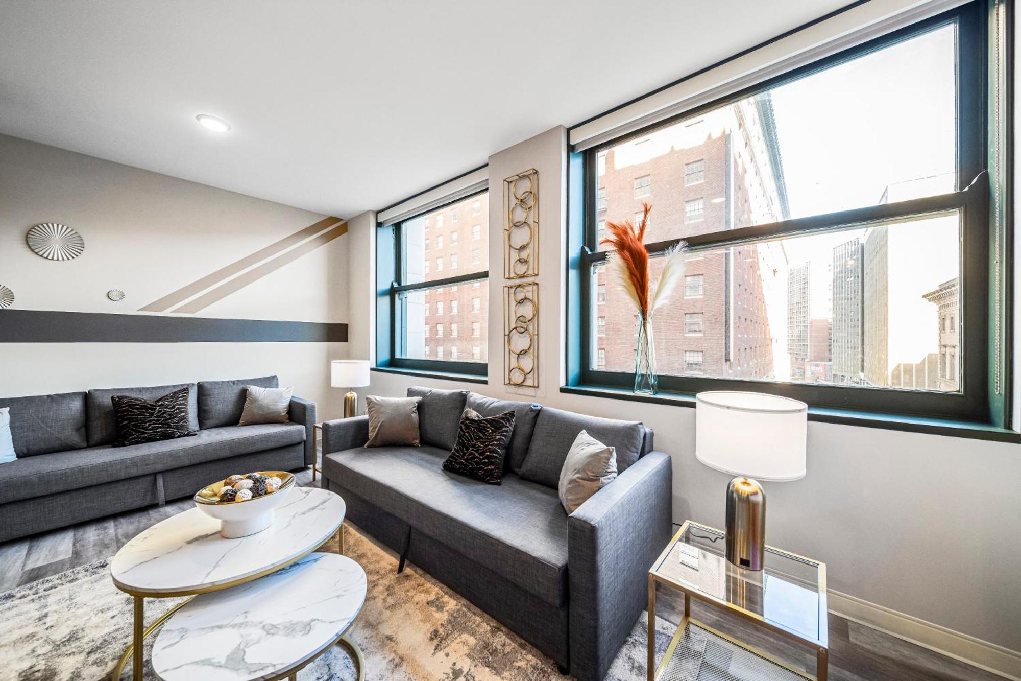 506- 2br Unit With Olympic Pool & Steam Access In Downtown Playhouse Square