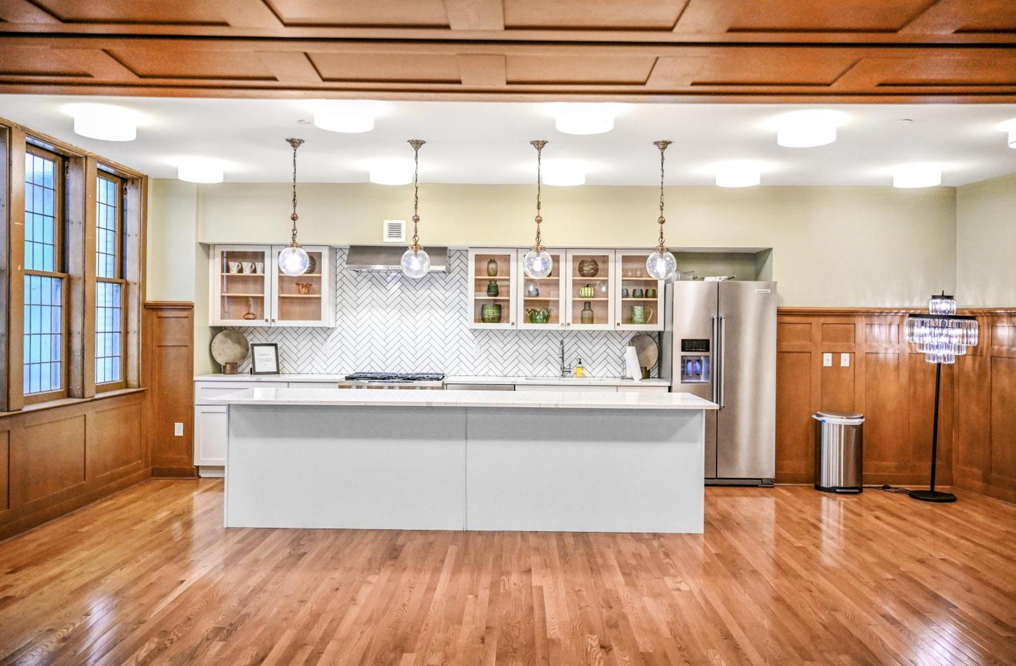 506- 2br Unit With Olympic Pool & Steam Access In Downtown Playhouse Square
