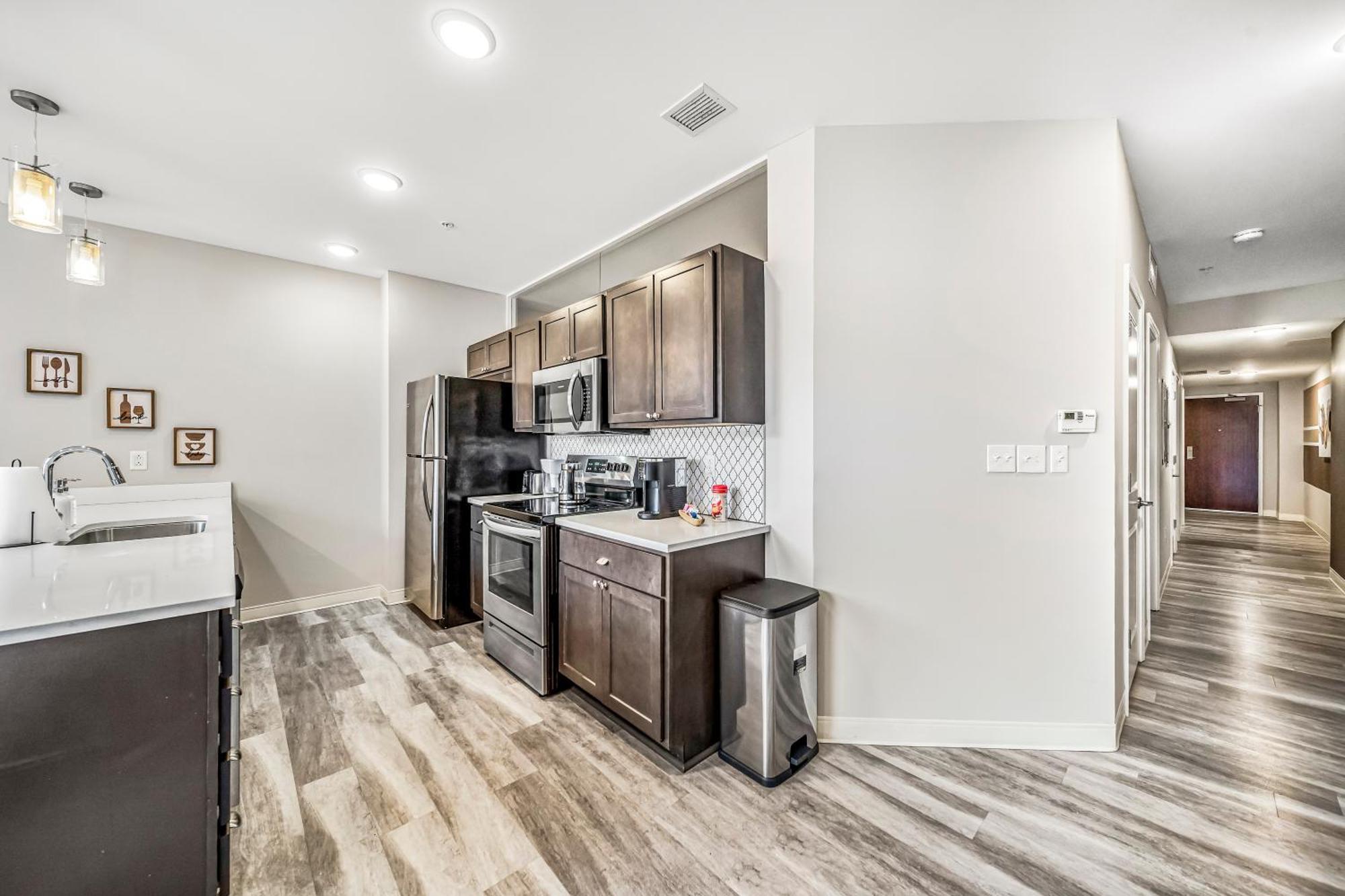 Apartment 506- 2br Unit With Olympic Pool & Steam Access In Downtown Playhouse Square