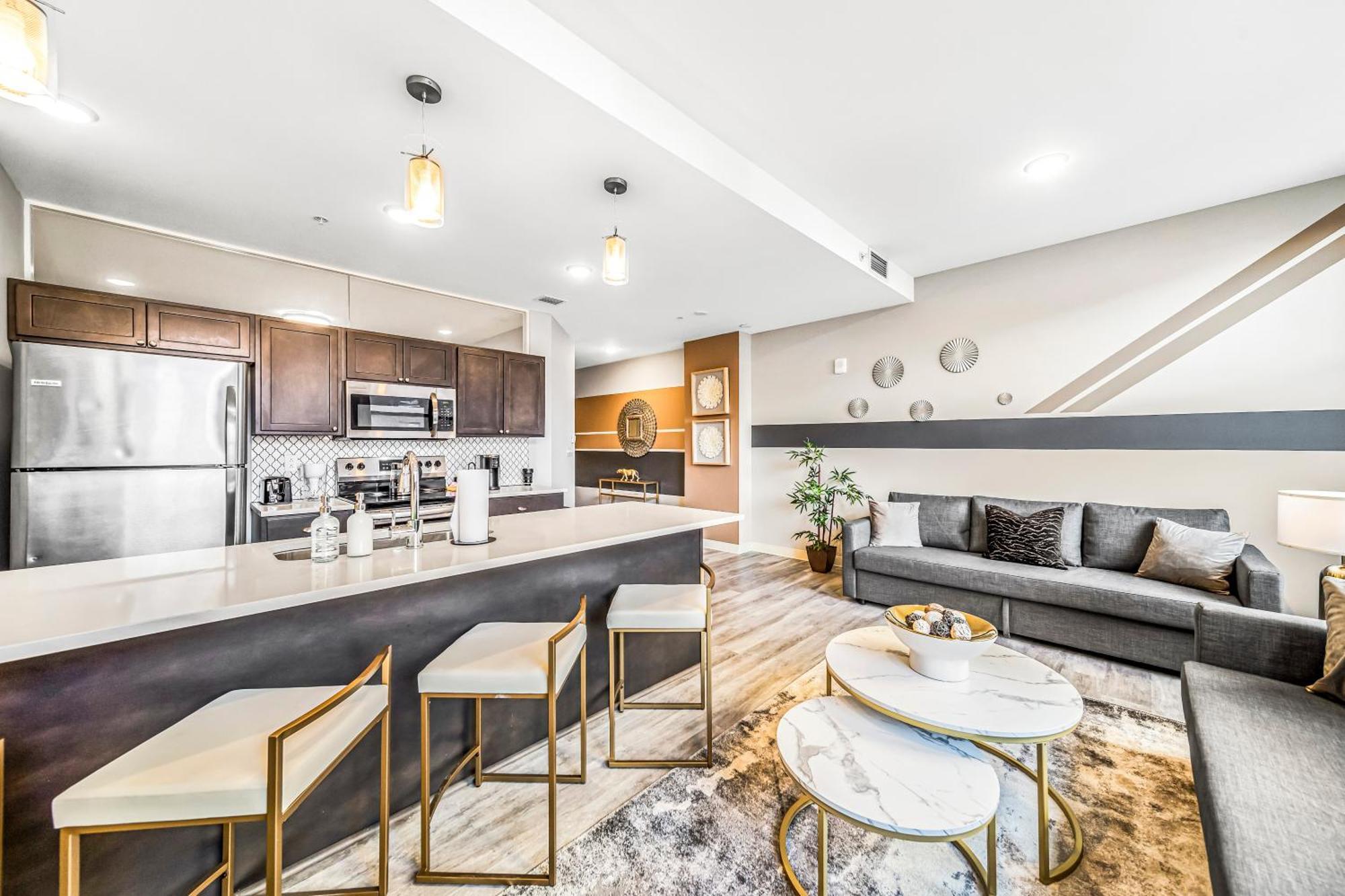 506- 2br Unit With Olympic Pool & Steam Access In Downtown Playhouse Square Apartment *