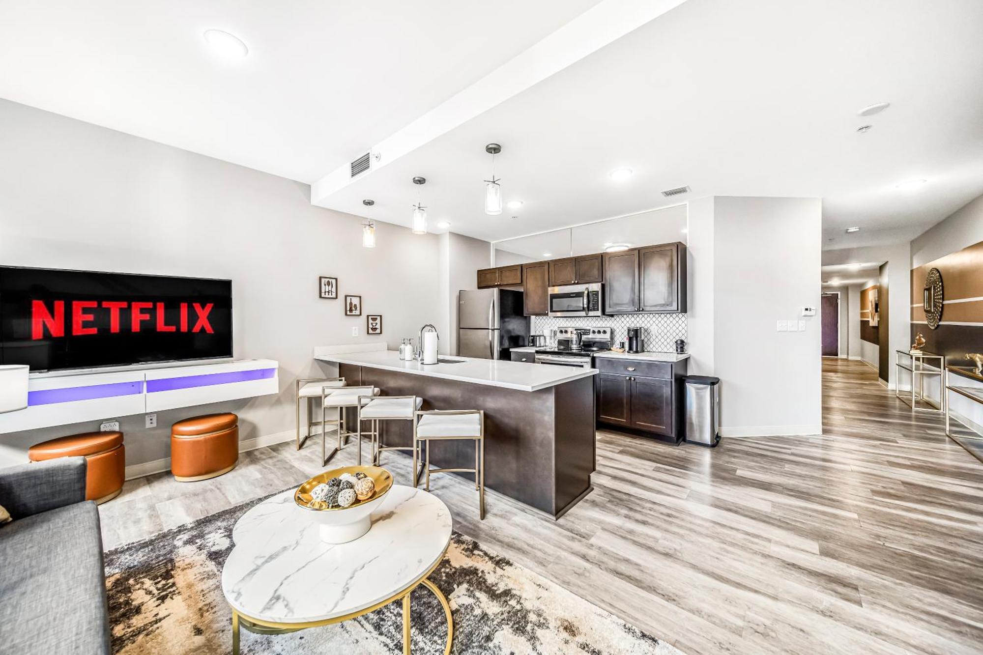 506- 2br Unit With Olympic Pool & Steam Access In Downtown Playhouse Square Apartment