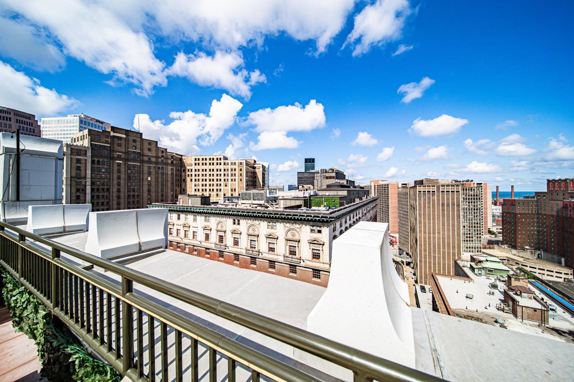 Apartment 506- 2br Unit With Olympic Pool & Steam Access In Downtown Playhouse Square *