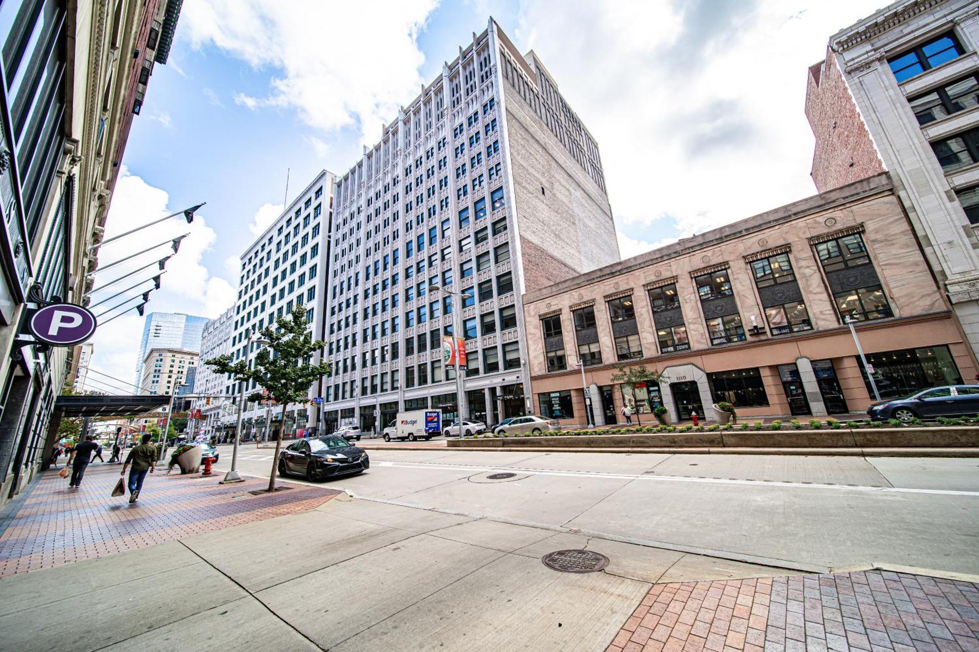 506- 2br Unit With Olympic Pool & Steam Access In Downtown Playhouse Square Apartment *