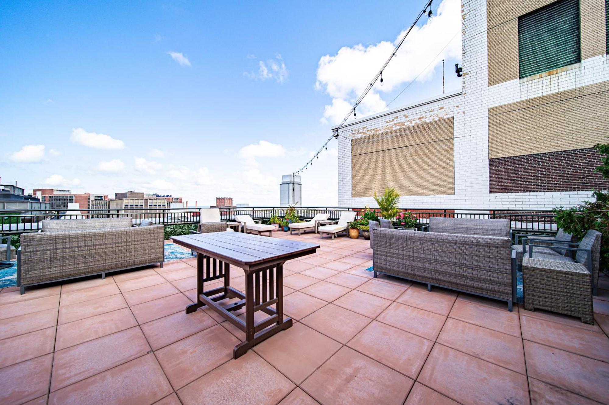 506- 2br Unit With Olympic Pool & Steam Access In Downtown Playhouse Square *