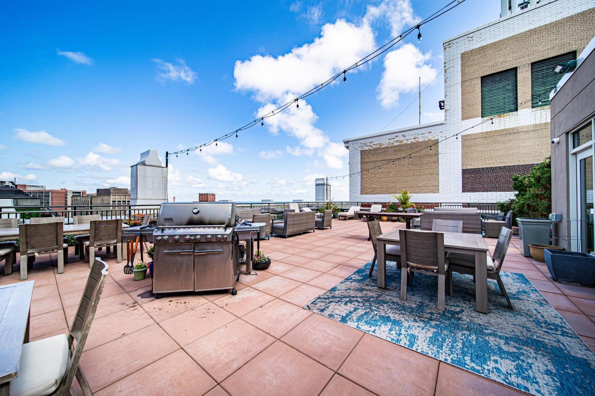 Apartment 506- 2br Unit With Olympic Pool & Steam Access In Downtown Playhouse Square *