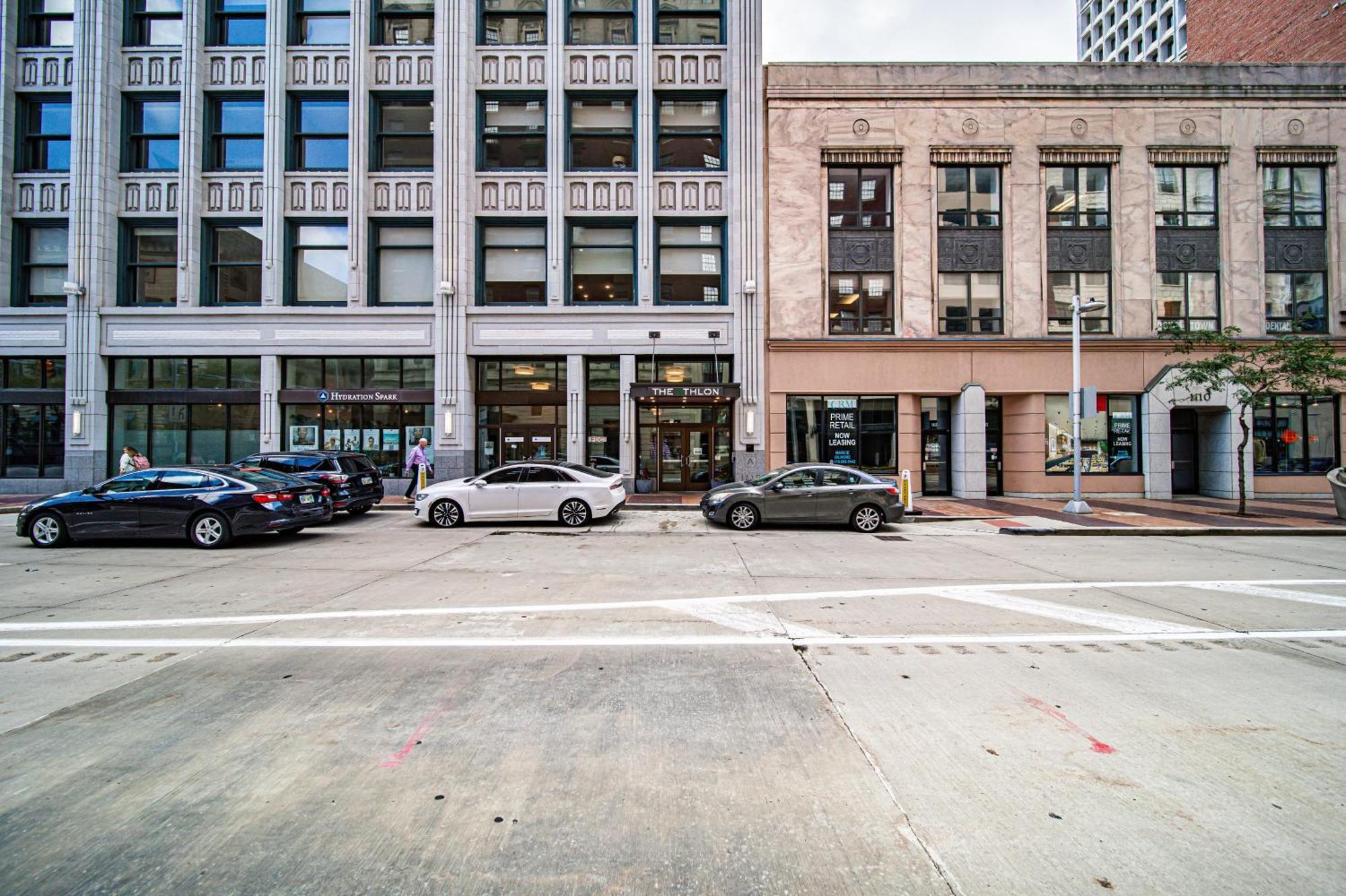 506- 2br Unit With Olympic Pool & Steam Access In Downtown Playhouse Square Apartment *