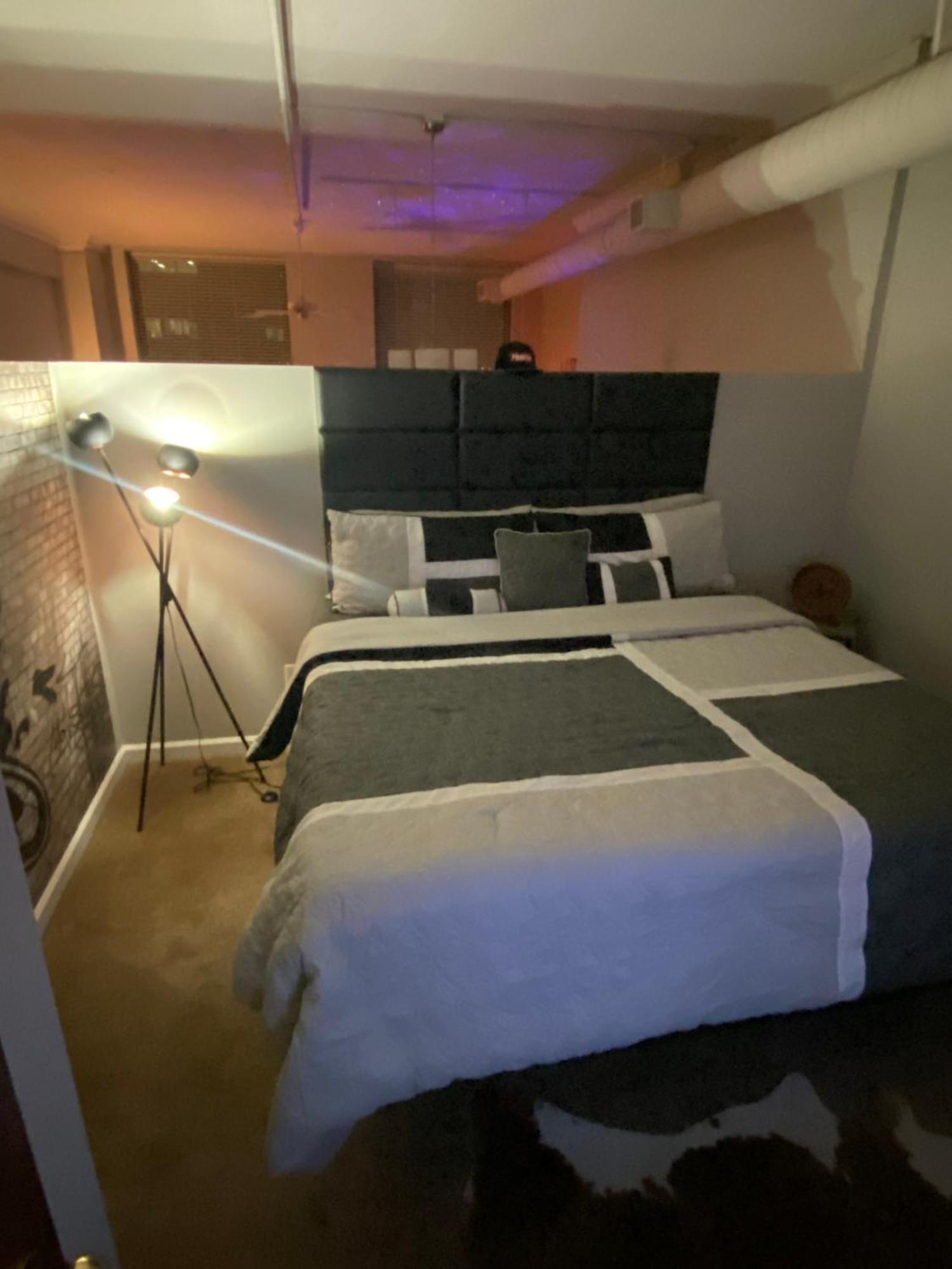 Downtown Cle Loft, River View, King Bed, Free Parking