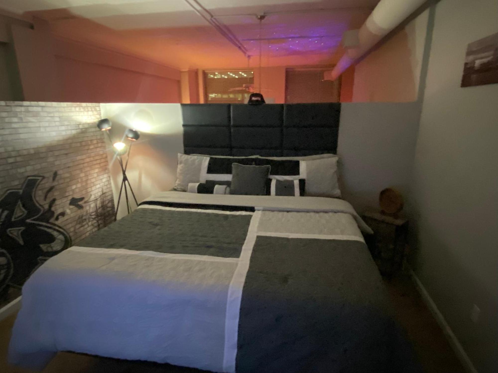 Apartment Downtown Cle Loft, River View, King Bed, Free Parking