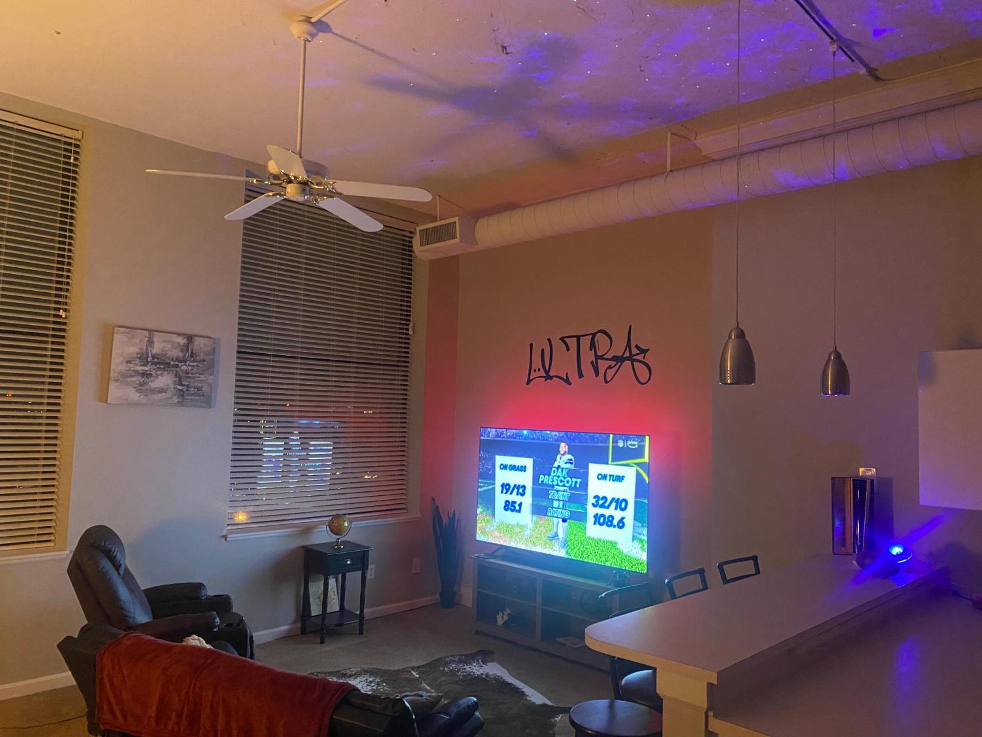 Downtown Cle Loft, River View, King Bed, Free Parking *