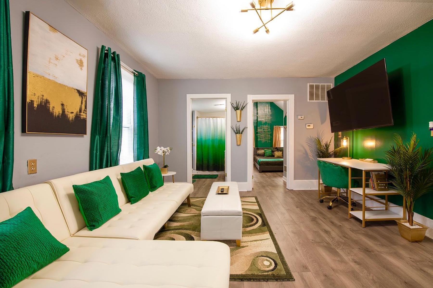 The Tremont Emerald - By Christmas Story House - Historic Charm & Modern Comfort Near Downtown With Parking, 300mb Wifi & Self Check-in Holiday home
