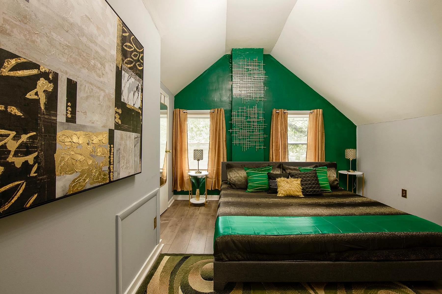 Holiday home The Tremont Emerald - By Christmas Story House - Historic Charm & Modern Comfort Near Downtown With Parking, 300mb Wifi & Self Check-in *