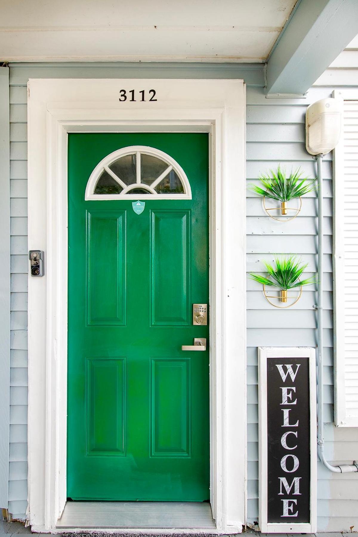 The Tremont Emerald - By Christmas Story House - Historic Charm & Modern Comfort Near Downtown With Parking, 300mb Wifi & Self Check-in *